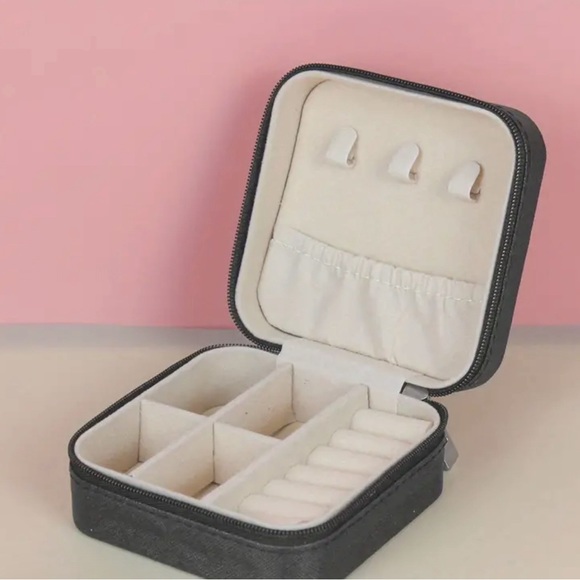 Chic Travel Jewelry Organizer Case; Storage for Rings, Necklaces, Earrings - Picture 4 of 7